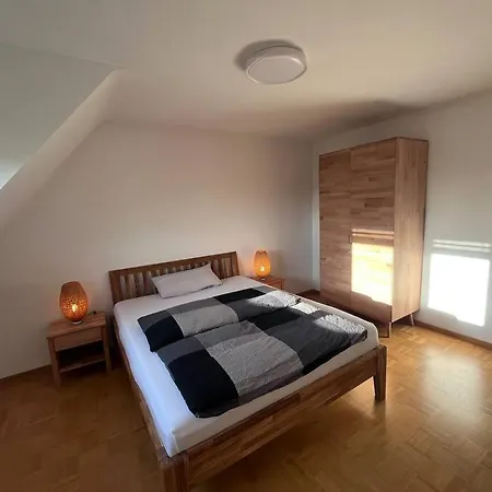 Gemuetlich-moderne 2,5 In Schoener Umgebung *