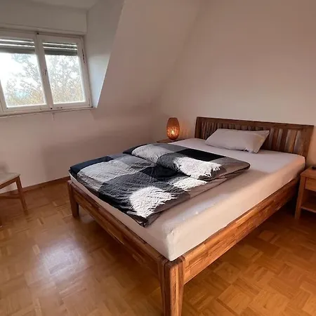 Gemuetlich-moderne 2,5 In Schoener Umgebung *