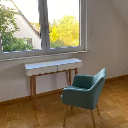 Gemuetlich-moderne 2,5 In Schoener Umgebung