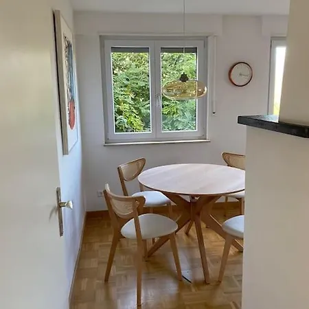 Gemuetlich-moderne 2,5 In Schoener Umgebung